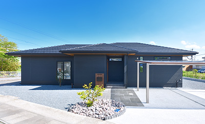 34坪の黒い和モダンの平屋