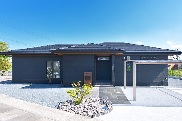 34坪の黒い和モダンの平屋