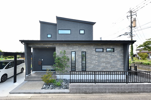 LUXURY BLACK-黒基調のオシャレかっこいい家-